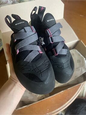 Evolv climbing shoe Shaman Pro LV size W 7.5 (runs very small, suggest size W 6)